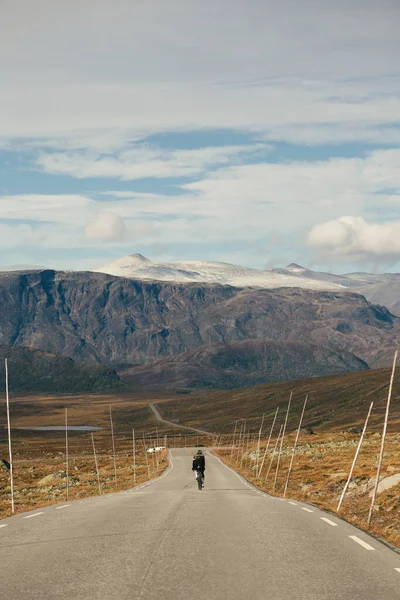 Ammattimainen vuoristopyöräilijä talvivarusteissa — kuvapankkivalokuva