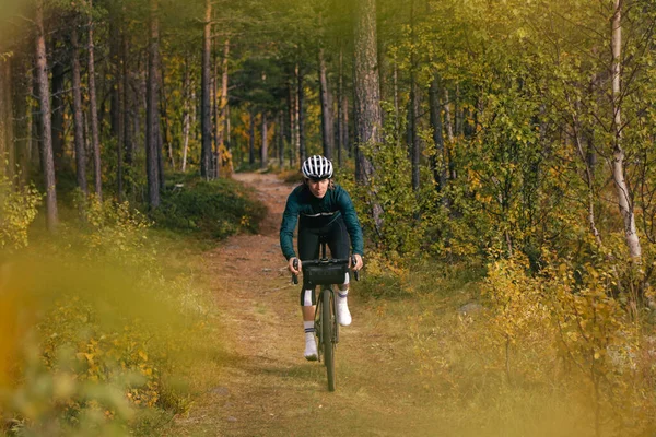 Professionell grusväg cyklist på skogsstig — Stockfoto