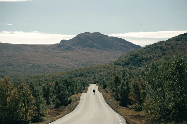 Ciclista profissional de estrada de montanha em artes de inverno — Fotografia de Stock