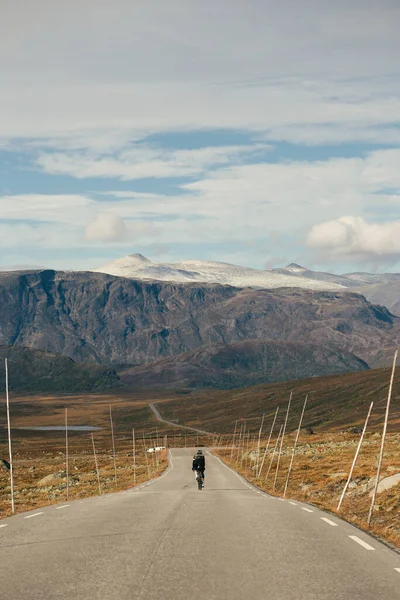 Ciclista profissional de estrada de montanha em artes de inverno Imagens De Bancos De Imagens