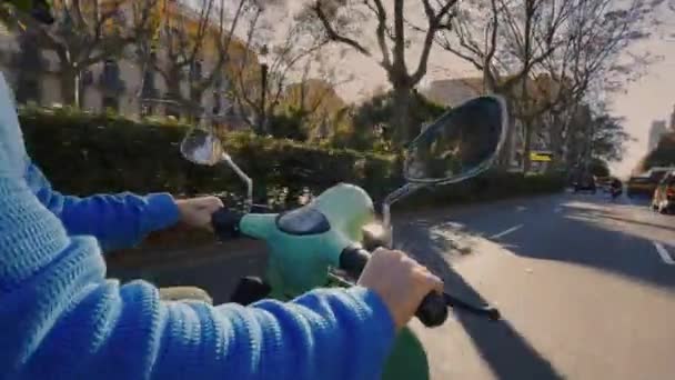 ハメ撮り男電動シェアリングアプリを運転moped — ストック動画