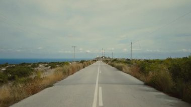 Boş yol deniz fenerine kadar uzanıyor.
