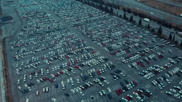 Вид с беспилотника на большой аэропорт или логистическую парковку — стоковое видео