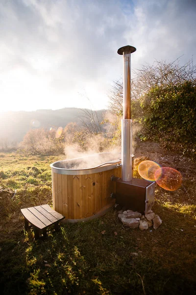 Bañera de hidromasaje de madera al vapor en medio de la naturaleza de campo —  Fotos de Stock