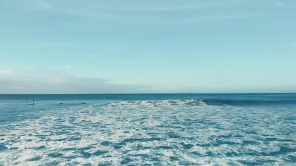 水中での泡の波のロールのドローンショット — ストック動画