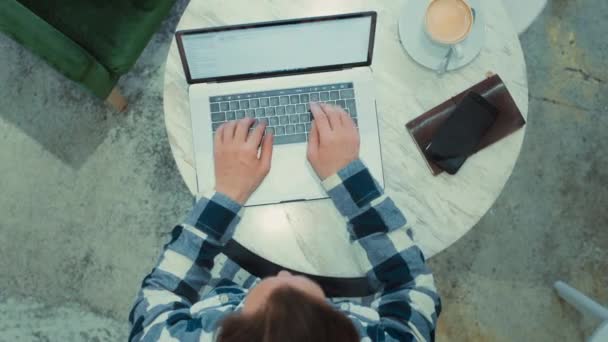 Vista superior del hombre adulto trabajar en el ordenador portátil en la cafetería — Vídeo de stock