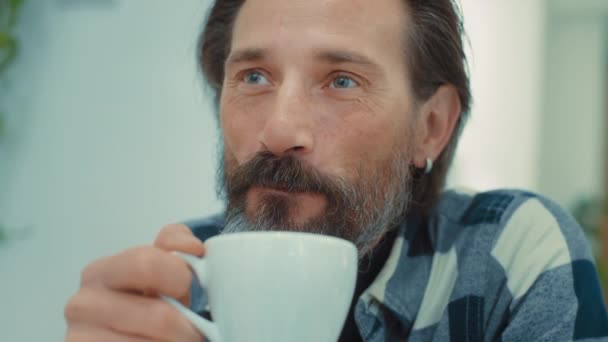 Retrato de hombre guapo sonriente beber café — Vídeos de Stock