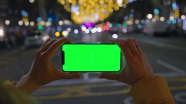 Akıllı telefonu gece yatay olarak tutun.