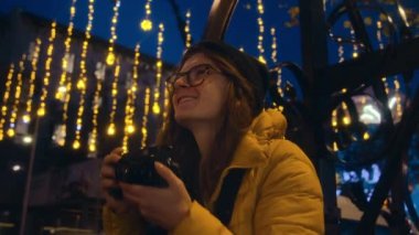 Gezgin blogcu kadın gece caddesinin fotoğraflarını çekiyor