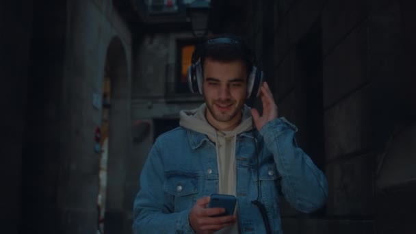 Joven hombre milenario caminar en la calle con el teléfono — Vídeos de Stock