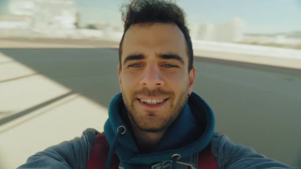 Boldog fiatalember forog, és rögzíti szelfi — Stock videók