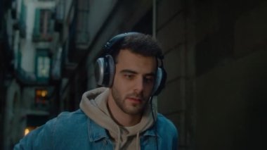 Genç milenyum adamı telefonla sokakta yürüyor.