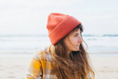 Sahildeki genç bir kadının samimi gerçek portresi.