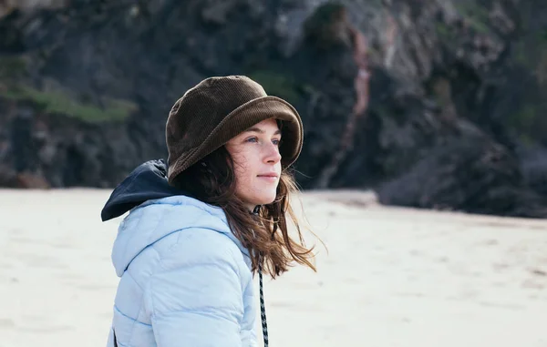 Candid auténtico retrato de mujer joven en la playa —  Fotos de Stock