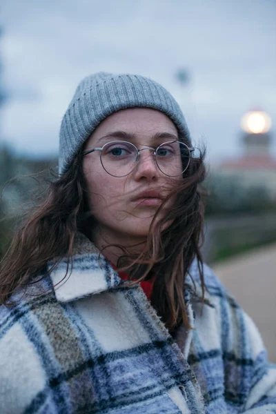 Moody e retrato cinematográfico de mulher jovem — Fotografia de Stock