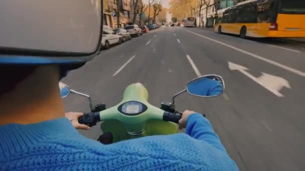 POV man rijden elektrische delen app bromfiets — Stockvideo