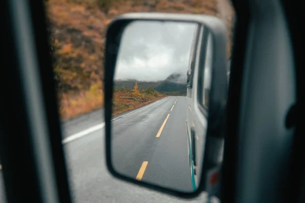 Specchio laterale del camper con strada di montagna — Foto Stock