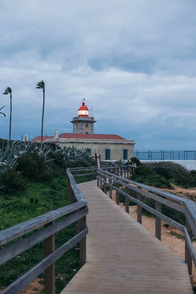 Farol solitário no final do passeio à noite — Fotografia de Stock