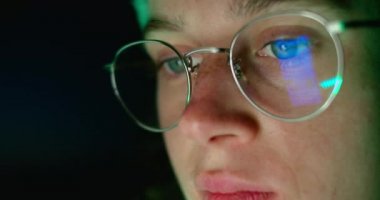 Genç bir kadın gece telefondaki uygulamayı kontrol ediyor.