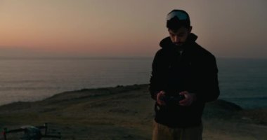 İHA pilotu, uzaktan kumandalı video blogger kontrol dronu