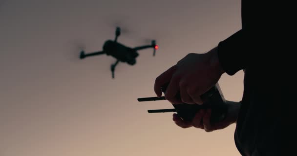 Dronepilot, video blogger kontrolldrone på fjernkontroll – stockvideo