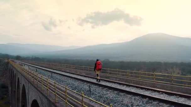 Episk filmisk solnedgång skott av människan gå på bron — Stockvideo