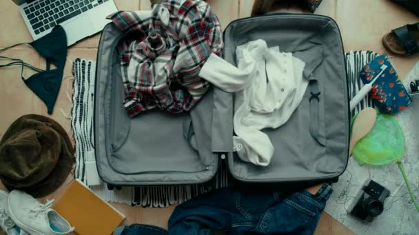 衣衫褴褛的人旅行旅行箱迟到了 — 图库视频影像
