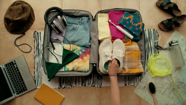 Imballaggio valigia in corona viaggio nuovi tempi normali — Video Stock