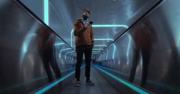 Moderne pendelaar op metro in stedelijke stad gebruik telefoon — Stockvideo