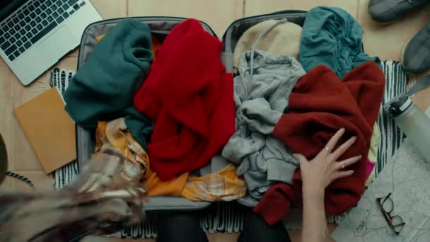 女性は旅行後にスーツケースをアンパック、混乱を作る — ストック動画