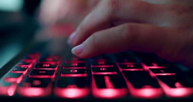 Klavyede kadın eli tipini kapat