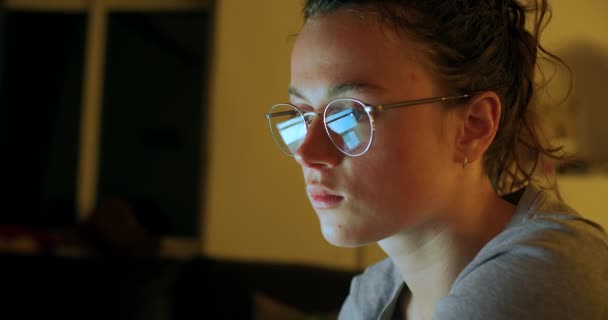 Отражение в очках женщины, работающей за компьютером — стоковое видео