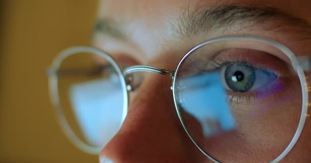 Reflexão em óculos de mulher trabalhando no computador — Vídeo de Stock