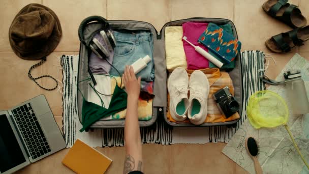Вид зверху жінка розпакувати валізу для літніх канікул — стокове відео