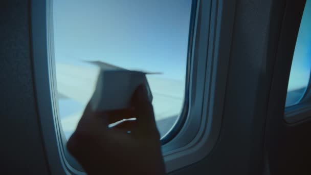 Niño jugar con avión de papel dentro del avión en el aire — Vídeos de Stock