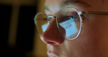 Bilgisayarda çalışan kadın gözlüklerindeki yansıma