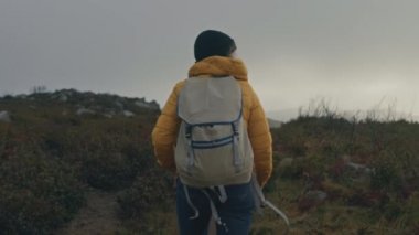 Destansı genç kadın sert havada yürüyüşe çıktı.