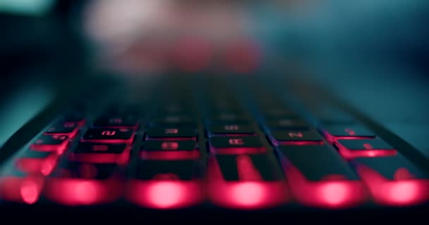 Primer tipo de manos femeninas en el teclado led gamer — Vídeos de Stock