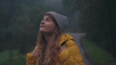 Genç kadın gezgin blogcu ormanda ya da parkta yürüyor