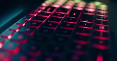 Profesyonel oyuncu liderliğindeki klavyeye yaklaş