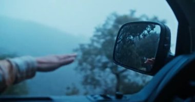 Kadının sinematik görüntüsü. Rüzgarda el ele hareket ediyor.