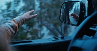 Kadının sinematik görüntüsü. Rüzgarda el ele hareket ediyor.