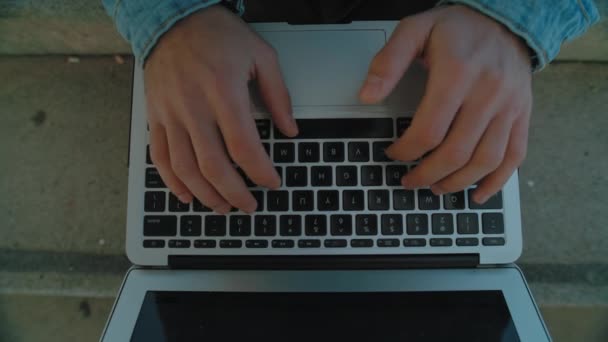Тип руки мужчины на клавиатуре ноутбука на открытом воздухе — стоковое видео