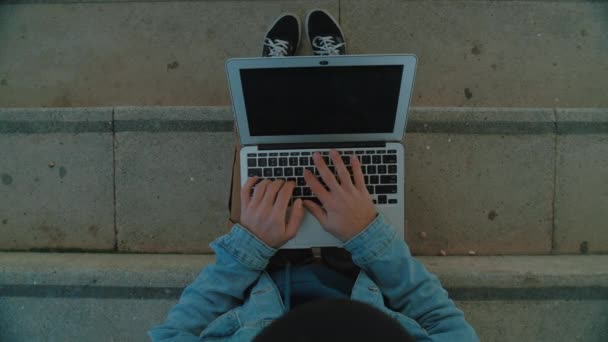 室外笔记本电脑键盘上的男性手类型 — 图库视频影像