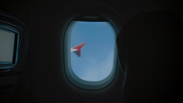 Mujer cerrar ventana ciega en avión de pasajeros — Vídeos de Stock