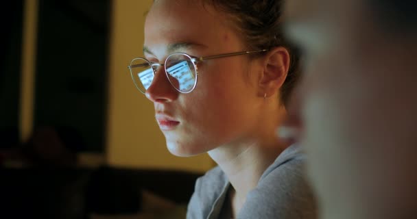 Riflessione in occhiali di donna che lavora a computer — Video Stock