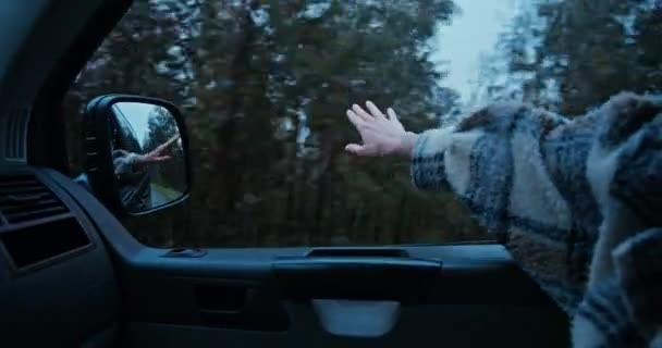Tiro cinematográfico de mulher mover a mão no vento de van — Vídeo de Stock