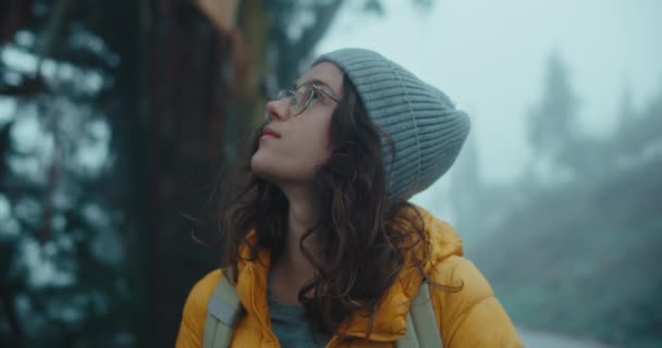 若い旅行者の女性は新鮮な森の空気中で呼吸する — ストック動画