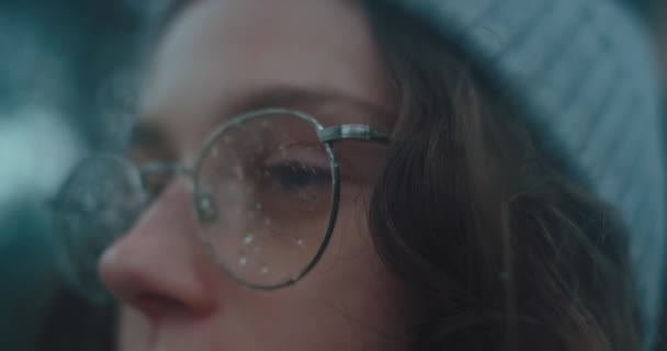 ぬれた霧の眼鏡をかけた女性が森の空気を吸う — ストック動画