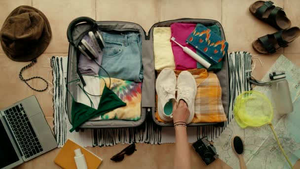 Frau von oben packt Koffer für Sommerurlaub — Stockvideo
